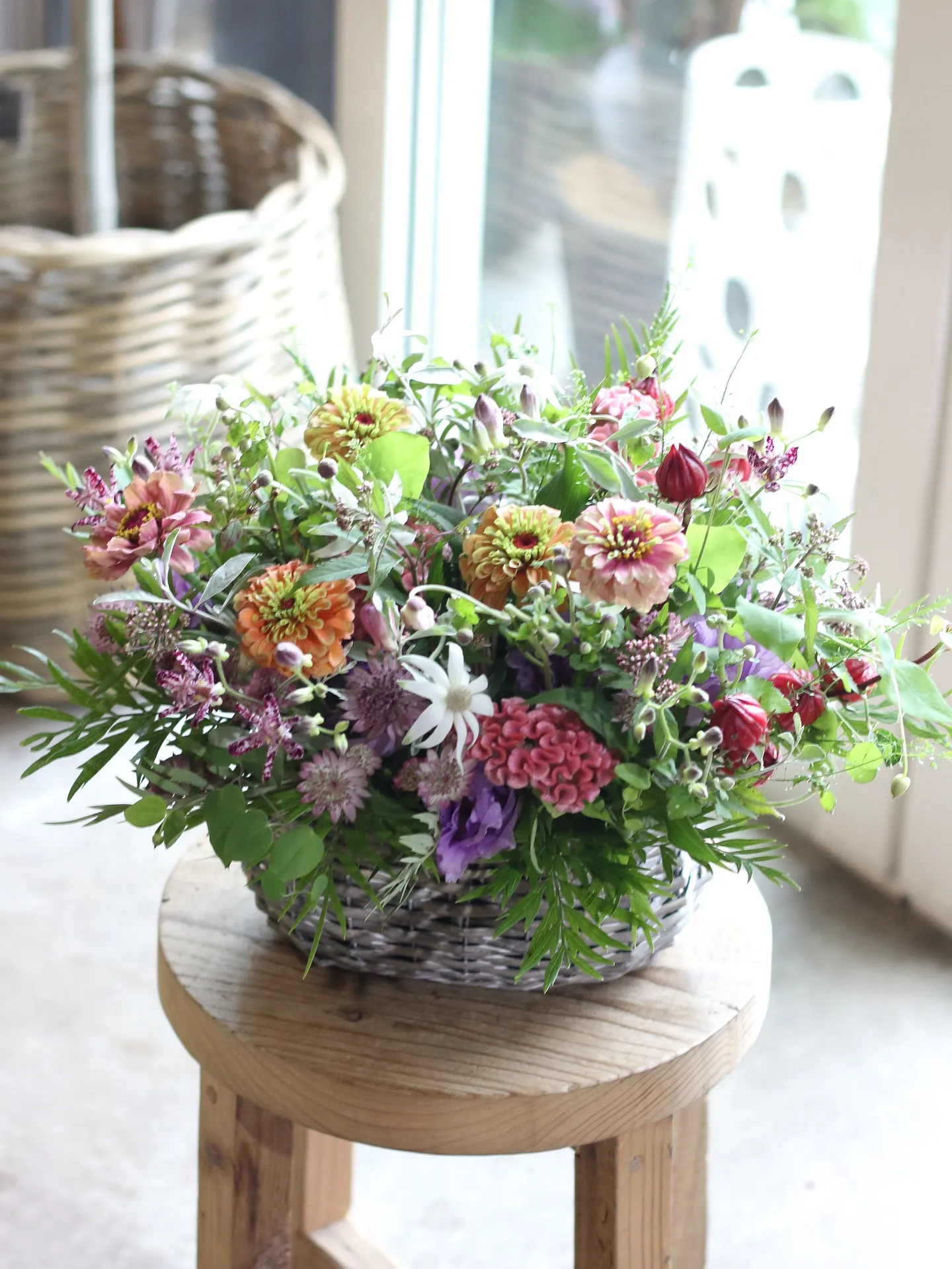 秋の草花をたっぷりと詰め込んだ、華やかなお供えのお花です。