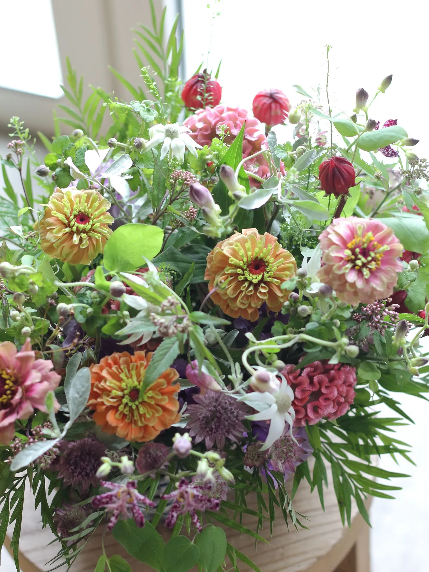 秋の草花をたっぷりと詰め込んだ、華やかなお供えのお花です。