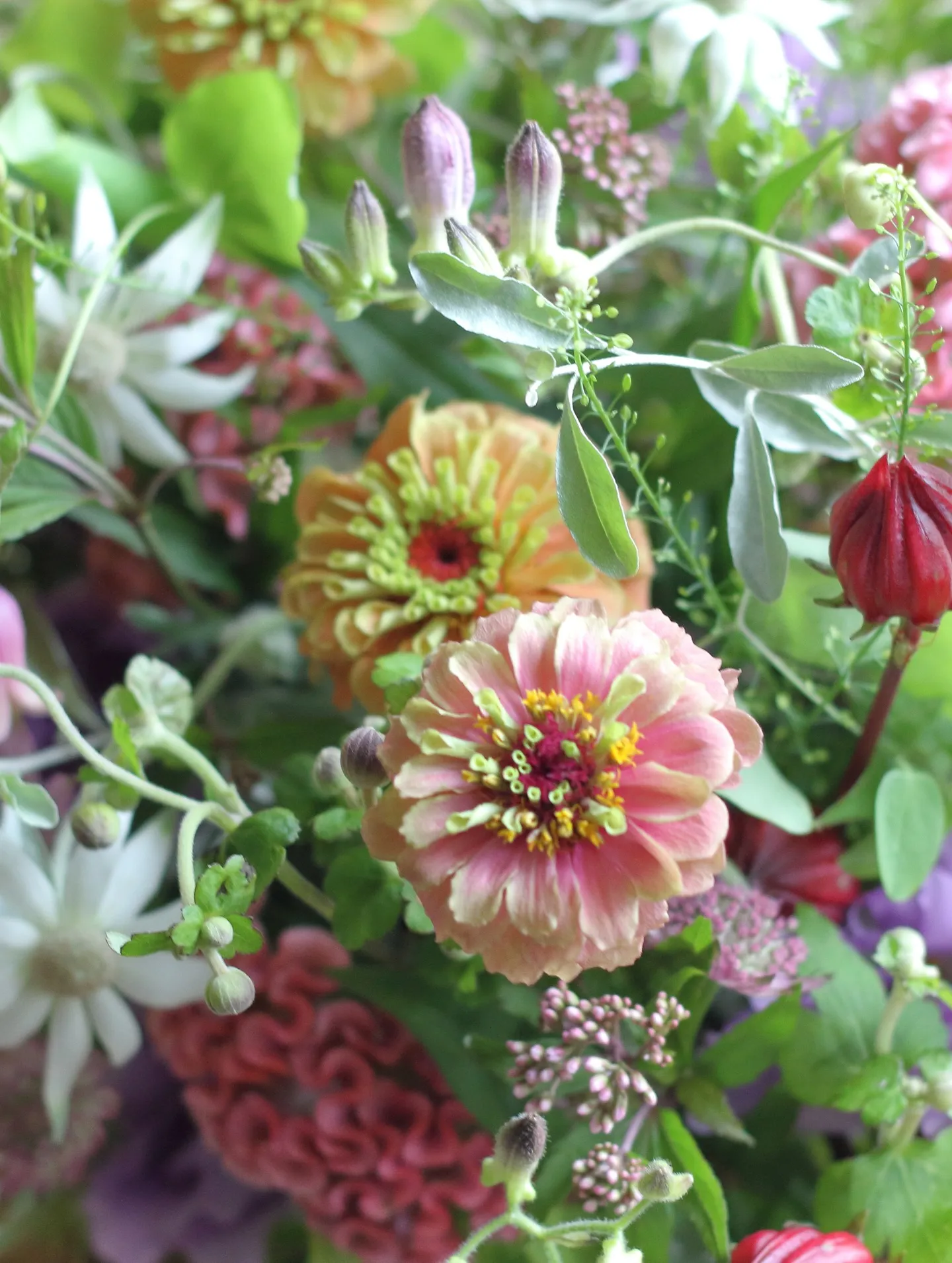 秋の草花をたっぷりと詰め込んだ、華やかなお供えのお花です。