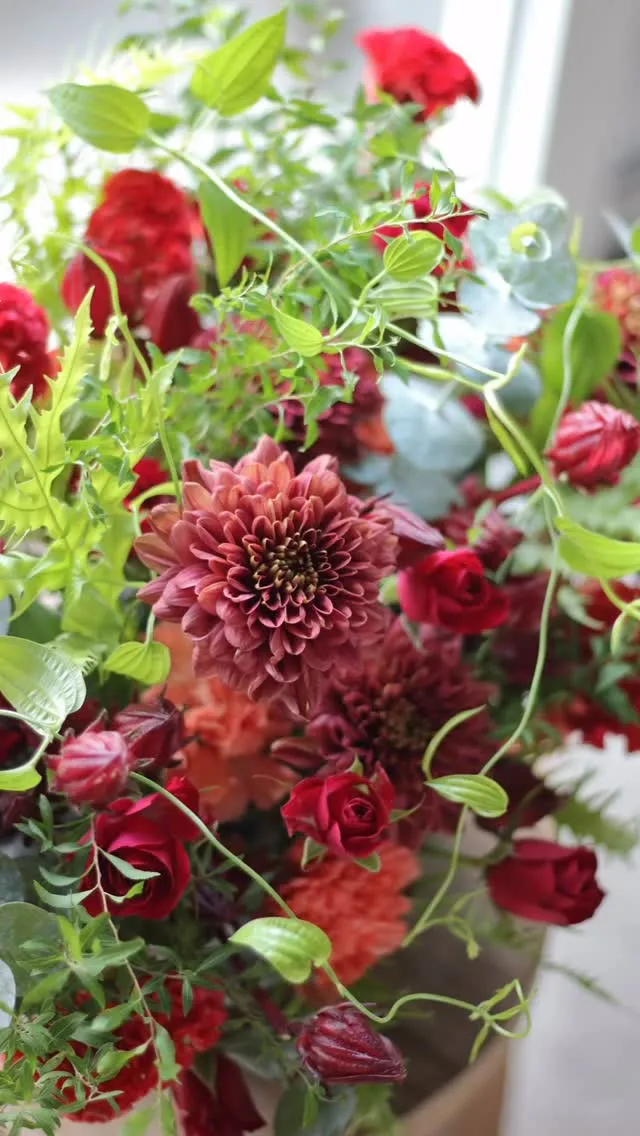 「オシャレな菊と深紅のバラに、優しいオレンジのカーネーション...